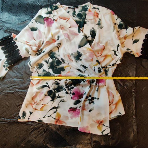 NWT RELATIVITY Floral Top with Asymmetric hem & 3/4 Bell Sleeves-Lace inset, XL - Picture 12 of 16